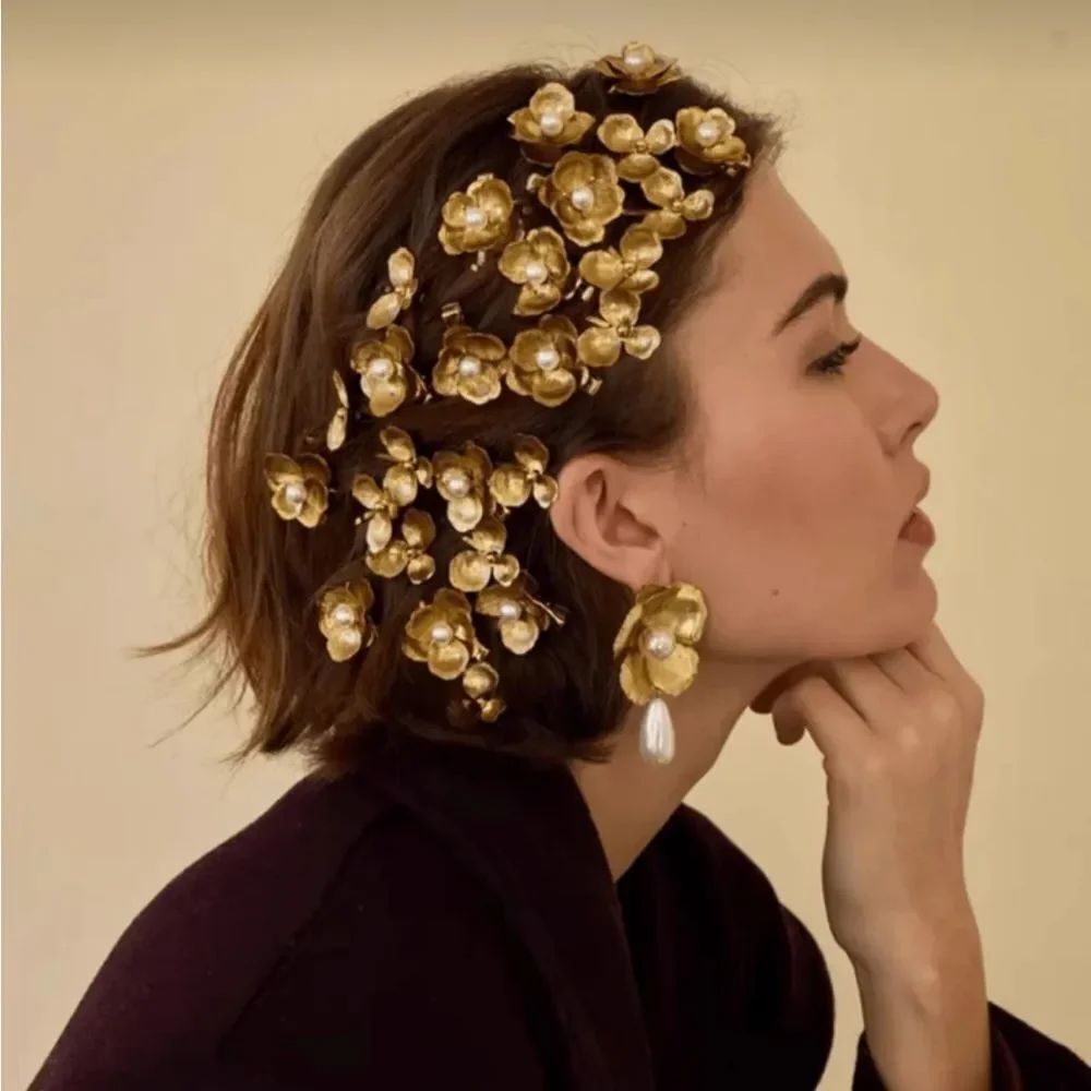 Elegant Gold Floral Hair Accessory R69